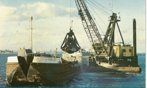 Clyde Bay - clamshell dredger